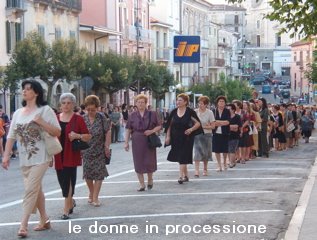 donne in processione_1